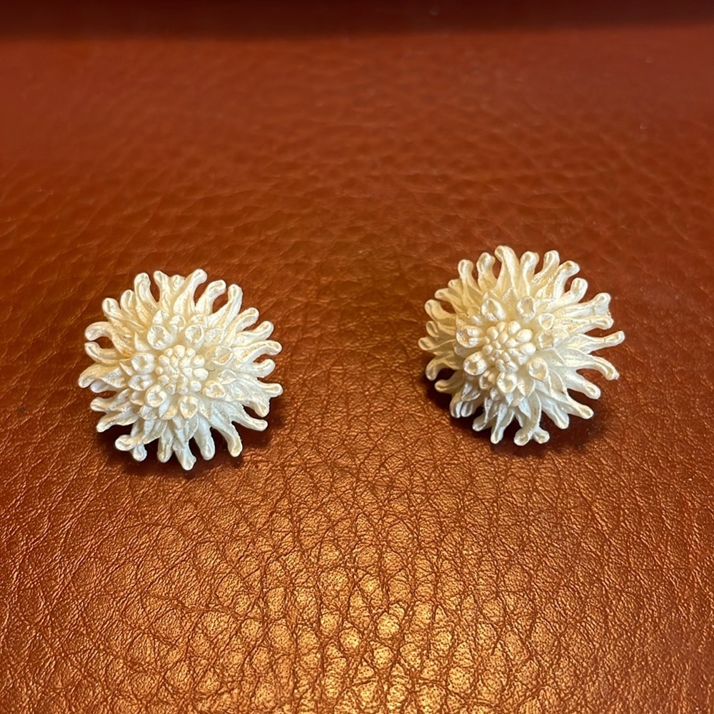 White flower stud earrings